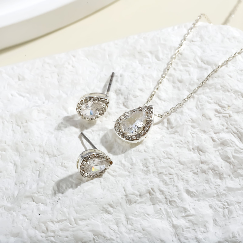 Crystal Raindrop Elegance Set – Pendant & Stud Earrings
